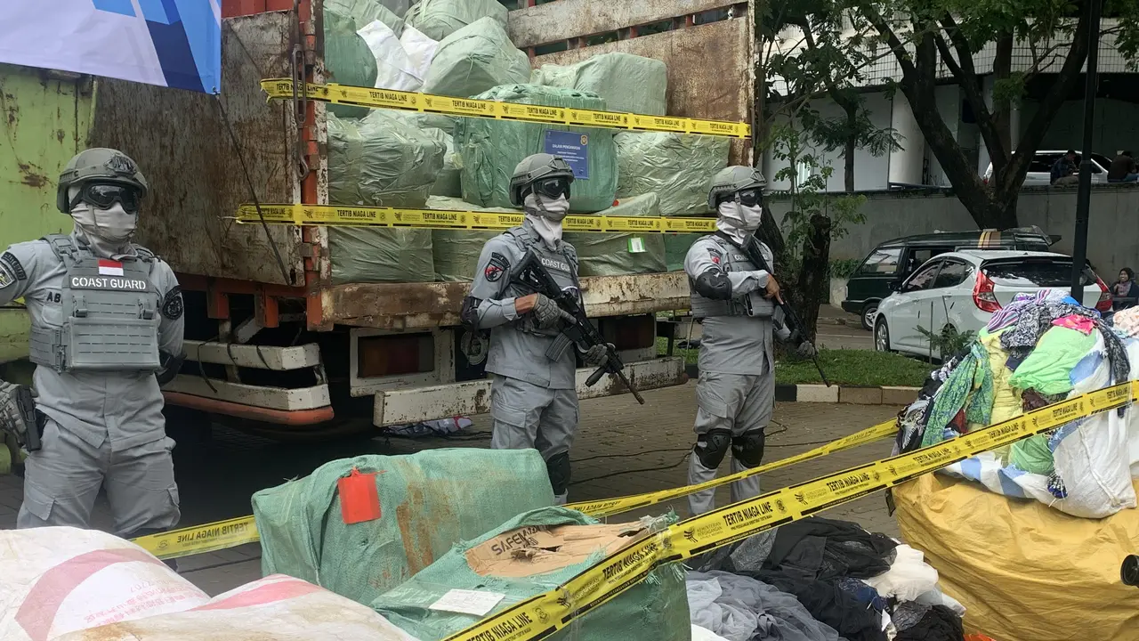 Kemendag bersama Bakamla dan Badan Intelijen Strategis TNI berhasil mengamankan 1.663 koli impor tekstil dan pakaian bekas ilegal pada Januari 2025. (Foto: istimewa)