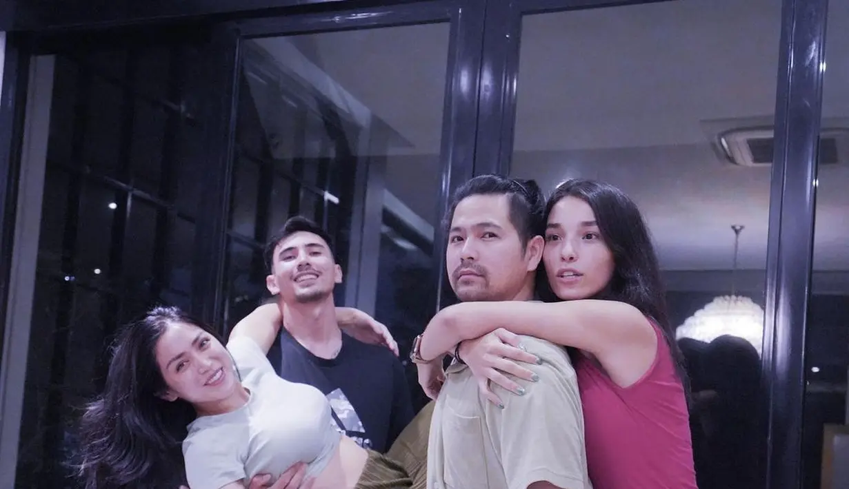 Kembali bertubuh langsing, Vincent pun dapat menggendong istrinya dengan mudah. (Instagram @inijedar)