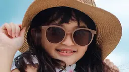 Graciella Abigail saat memakai kacamata beserta topi membuatnya terlihat tampak imut. Banyak netizen sepakat menyebut anak berusia 9 tahun ini terlihat menggemaskan dengan paras yang terlihat begitu cantik menawan. (Liputan6.com/IG/@graciellaabigail)