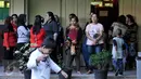 Orangtua menunggu di depan kelas anaknya di SDN Manggarai 17 Pagi, Jakarta, Senin (18/7). Para orangtua terlihat ramai datang ke sekolah mengantar anaknya pada hari pertama masuk sekolah tahun ajaran 2016/2017. (Liputan6.com/Johan Tallo)