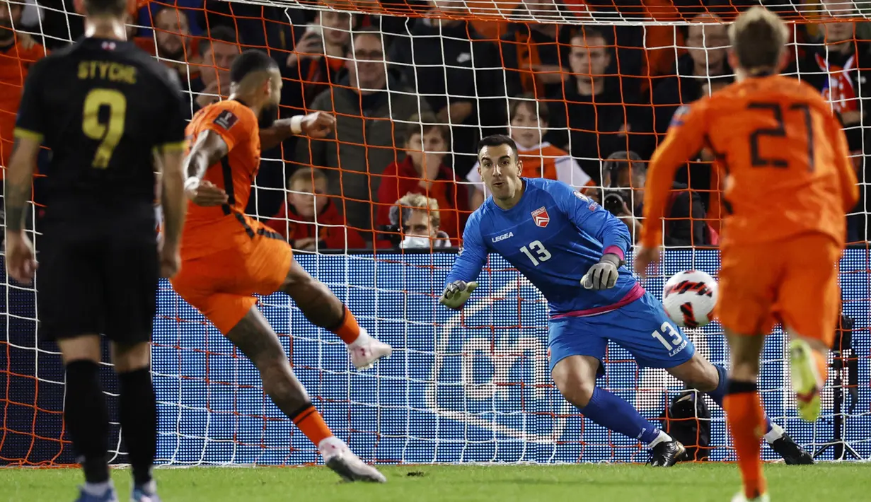 Memphis Depay memborong dua gol, sementara empat gol sisanya disumbang oleh Virgil van Dijk, Denzel Dumfries, Arnaut Danjuma, dan Donyell Malen. (AFP/Maurice Van Steen)
