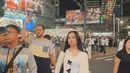 Lyodra tampil serba putih dengan mengenakan spaghetti strap inner, dipadukan cardigan berpita hitam dan long skirtnya. Serta sneakes nya, tas Chanel hitam melengkapi tampilannya. [@lyodraofficial]