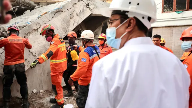 Kemensos dampingi evakuasi Haikal (foto: Istmewa)