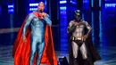 Aktor Dwayne Johnson (kiri) dan Kevin Hart menjadi pembawa acara MTV Movie Awards 2016  di Warner Bros Studios, California, (9/4).Aksi kocak mereka sukses membuat penonton yang datang terhibur. (CHRISTOPHER POLK/AFP)   