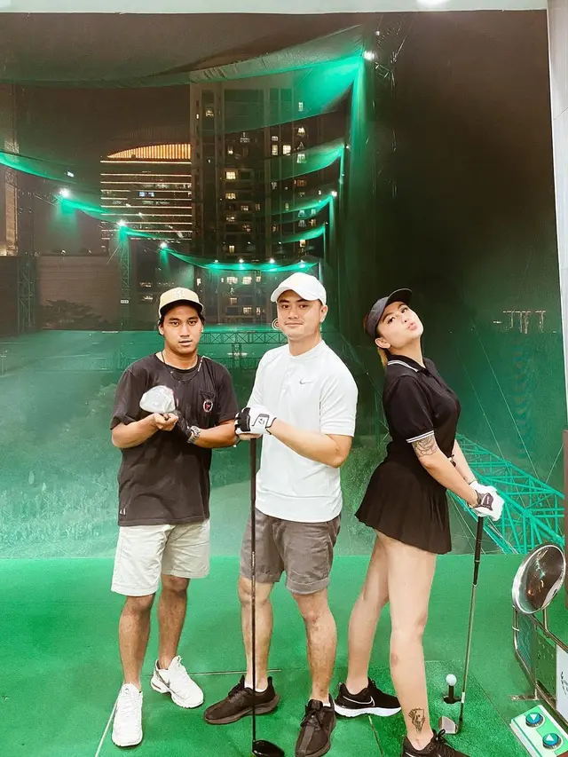 Gaya Sporty Awkarin Saat Main Golf, Curi Perhatian. (Sumber: Instagram/awkarin)