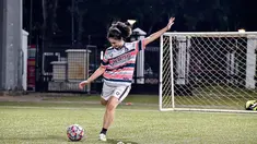 Sintya Marisca, aktris FTV sekaligus selebgram yang gaya penampilannya selalu menarik untuk dilihat. Sintya sangat suka berolahraga seperti ikut dalam olahraga yang kini jadi tren, mini soccer. Gayanya saat ikut mini soccer ini bak pesepak bola profesional. (Liputan6.com/IG/@sintyamarisca)