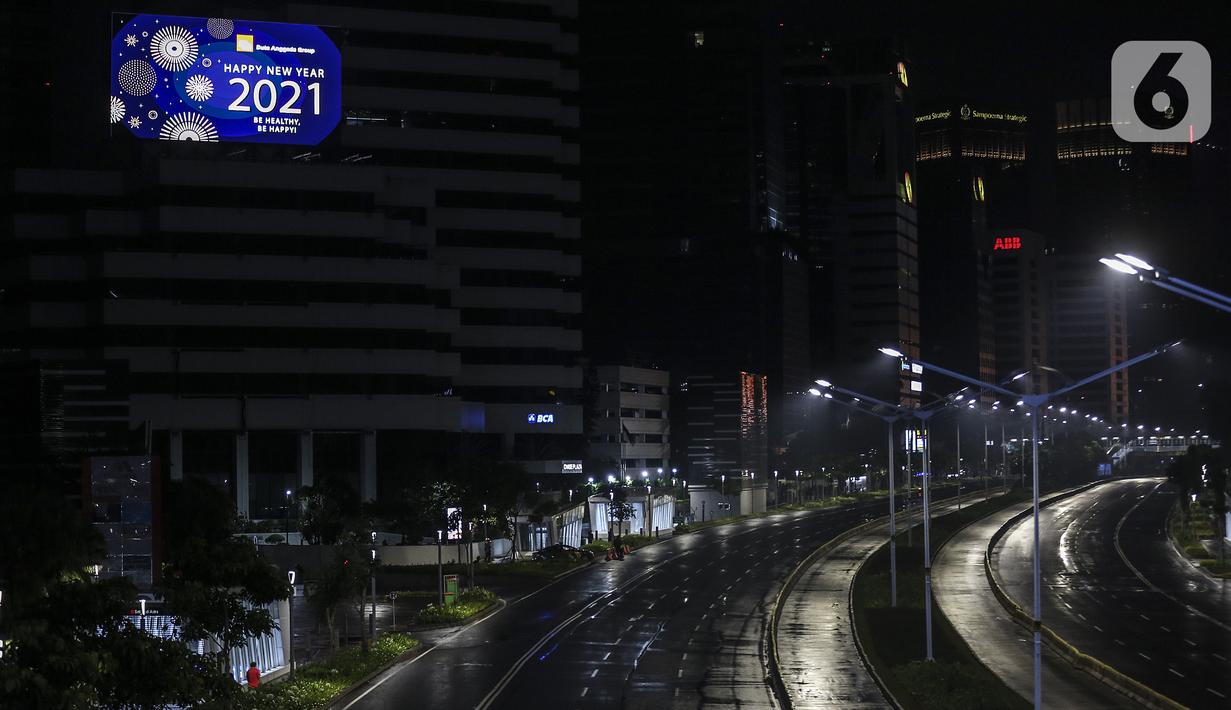 Suasana sepi saat diberlakukannya Car Free Night dan Crowd Free Night di Jalan Sudirman-MH Thamrin, Jakarta (31/12/2020). Jalan Sudirman-MH Thamrin ditutup pada malam pergantian tahun untuk mencegah kerumunan warga. (Liputan6.com/Johan Tallo)