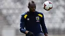 Usain Bolt menjuggling bola saat latihan di Central Coast Stadium, Gosford, Australia, (21/8). Pria yang (21/8) ini berulang tahun ke-32 dijadwalkan bermain di klub divisi pertama untuk mendapatkan rekomendasi kontrak berikutnya. (AFP Photo/Saeed Khan)