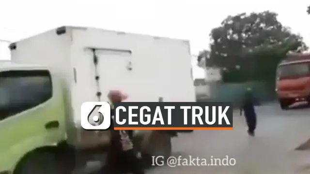 AKSI REMAJA CEGAT TRUK YANG MELINTAS, NYARIS TERLINDAS