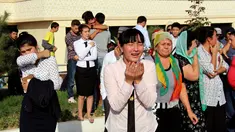 Warga menangis melihat iring-iringan mobil yang membawa jenazah Presiden Uzbekistan, Islam Karimov di Tashkent, Uzbekistan, (3/9). Pemerintah Uzbekistan mengkonfirmasi bawah Presiden Islam Karimov telah tiada. (REUTERS/Muhammadsharif Mamatkulov)