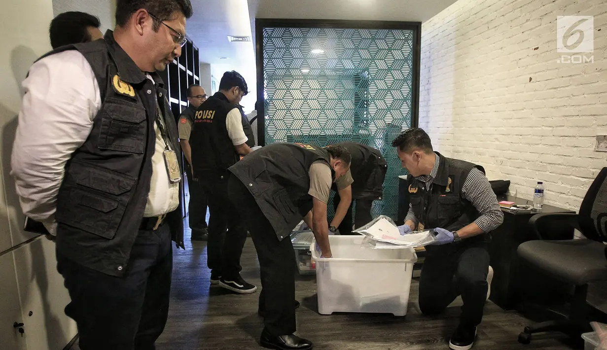 Satgas Antimafia Bola Polri menunjukan barang bukti hasil penggeledahan dari kantor PSSI di Fx  Tower, Jakarta, Rabu (30/1). Dokumen-dokumen tersebut berkaitan dengan persepakbolaan dan anggaran tahun 2017 dan 2018. (Liputan6.com/Faizal Fanani)