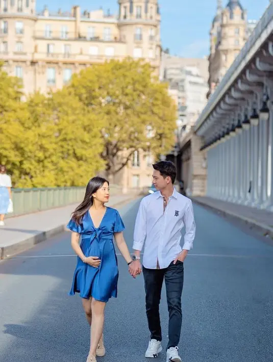 Tampil feminim seperti Valencia Tanoe dengan mini dress satin biru. Sedangkan Kevin tampil mengenakan kemeja lengan panjang. [@valenciatanoe]