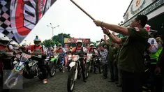 Kepala BNN, Komjen Budi Waseso mengibarkan bendera tanda start dimulainya acara Indonesia Offroad Expedition (IOX) Jogja-Bali 2016 di Pagelaran Keraton Yogyakarta, Sabtu (13/2). (Foto : Boy Harjanto)