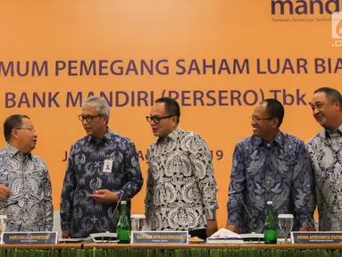 Wadirut Bank Mandiri Sulaiman A. Arianto, Komut Bank Mandiri Hartadi A. Sarwono, Dirut Bank Mandiri Kartika Wirjoatmodjo, Wakomut Bank Mandiri Imam Apriyanto Putro, Direktur Corporate Banking Bank Mandiri Royke Tumilaar berbincang saat RUPSLB, Jakarta, Rabu (28/8/2019). (Liputan6.com/Faizal Fanani)