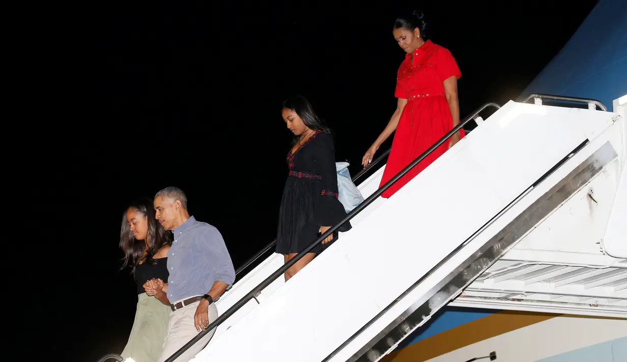 Presiden AS Barack Obama bersama keluarga turun dari pesawat Air Force One saat tiba di Honolulu, Hawaii, AS (16/12). Obama akan berlibur ke Hawaii untuk merayakan Natal disana. (REUTERS / Kevin Lamarque)