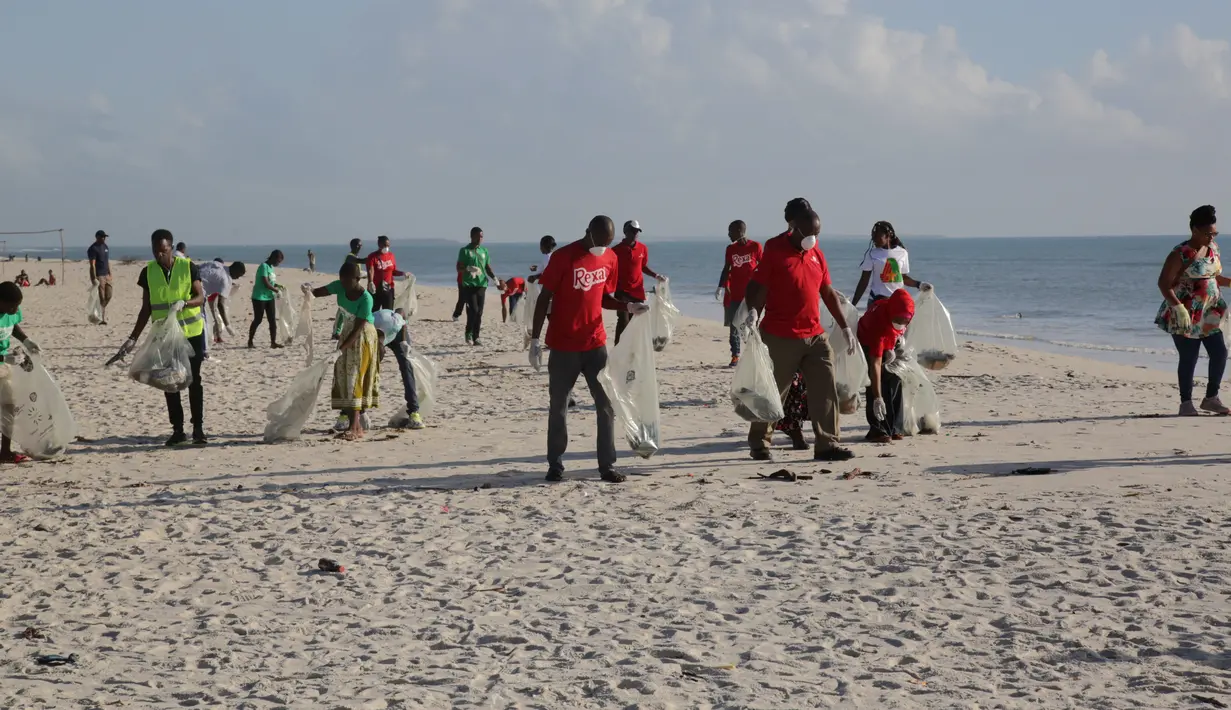 Para sukarelawan mengumpulkan sampah di sepanjang Pantai Kawe di Dar es Salaam, Tanzania (19/9/2020). Ratusan orang di seluruh kota tersebut berpartisipasi dalam upaya pembersihan sampah di pantai untuk memperingati Hari Bersih-Bersih Sedunia. (Xinhua)