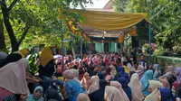 Ratusan kaum hawa ini mendeklarasikan dukungan capres dan cawapres Anies Rasyid Baswedan-Muhaimin Iskandar di kediaman Wakil Majelis Syuro Partai Ummat, MS Kaban, di Tanah Sareal, Kota Bogor, Rabu (27/12/2023).
