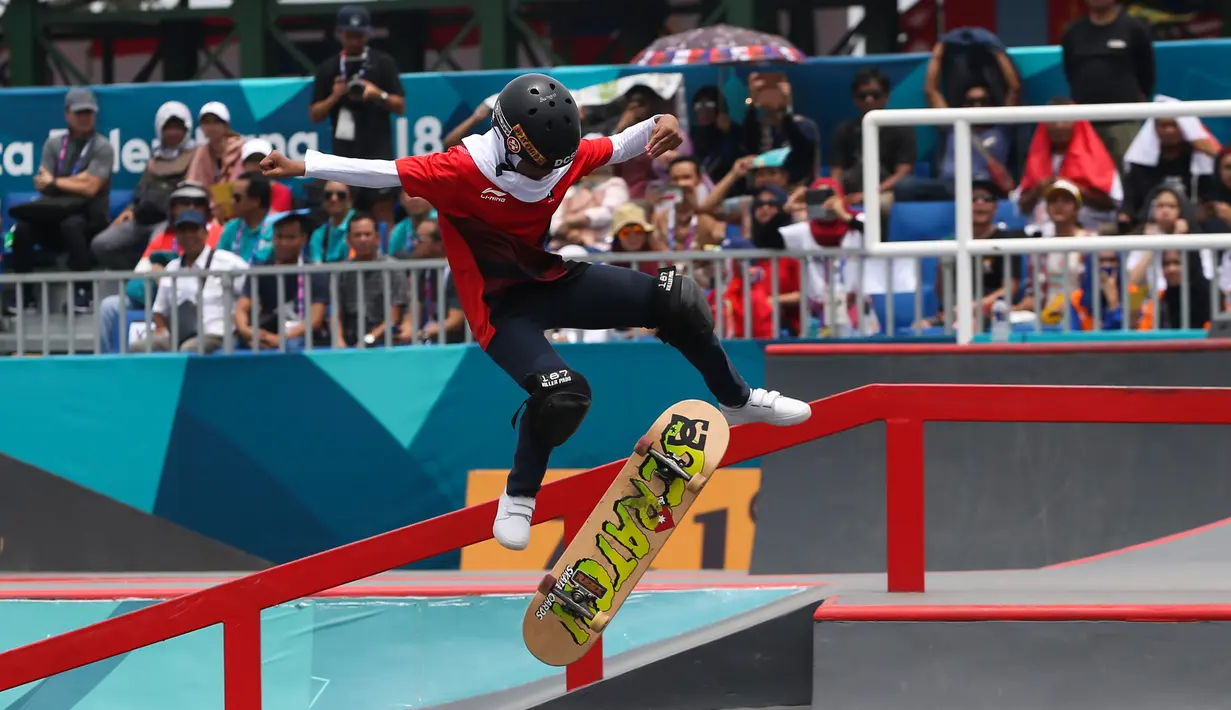Skateboarder Indonesia Bunga Nyimas melakukan trik pada final kelas jalanan putri Asian Games 2018 di arena roller sport Jakabaring Sport City, Palembang, Sumatera Selatan, Rabu (29/8). (ANTARA FOTO/INASGOC/M N Kanwa/thv/18)