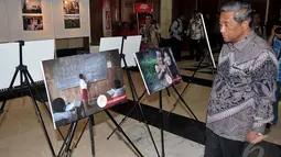 Menteri Pendidikan  Muhamad Nuh melihat-lihat galeri foto tentang pendidikan di daerah tertinggal Indonesia, Jakarta, Kamis (18/9/2014) (Liputan6.com/Johan Tallo)