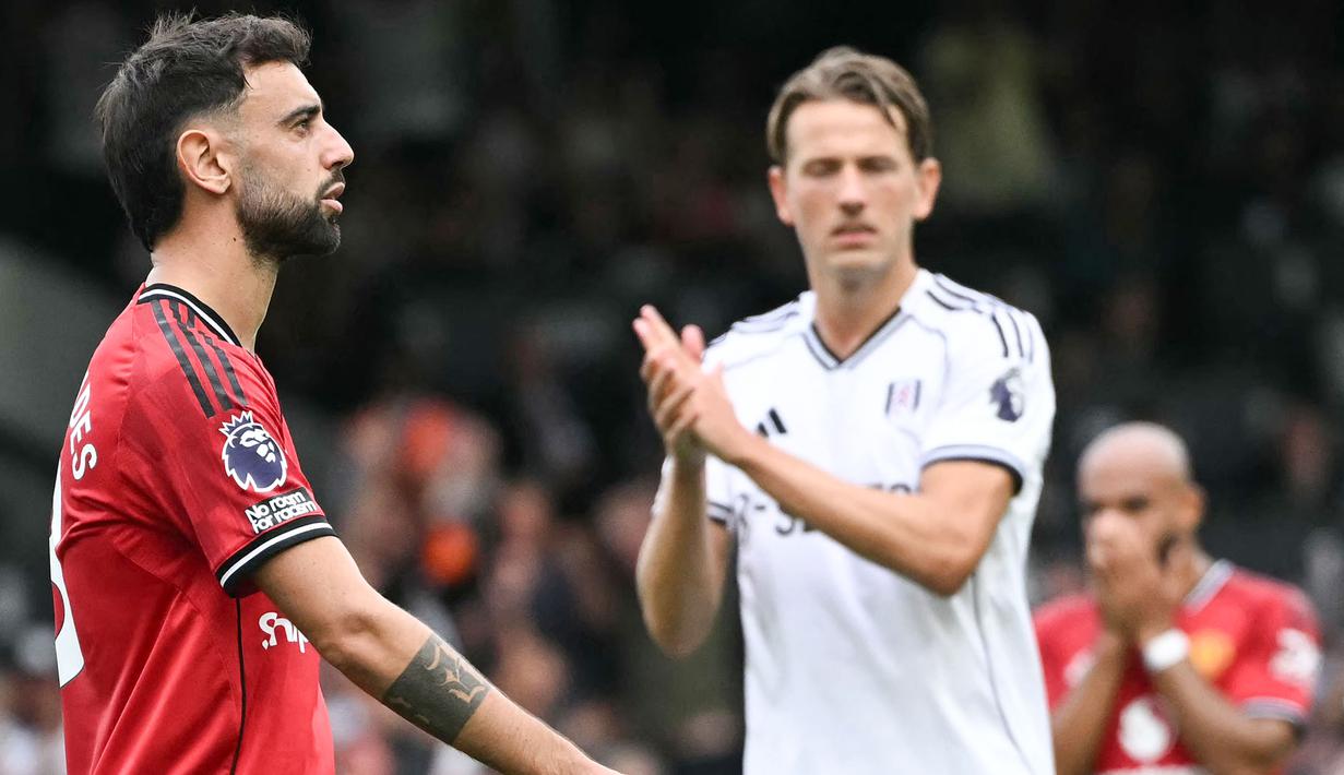 Duel sengit ini berlangsung dengan tensi tinggi, diwarnai gol bunuh diri Rodrigo Muniz dan gol balasan dari Emile Smith Rowe. (AFP/Justin Tallis)