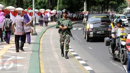 Personel TNI bersenjata lengkap melakukan patrol di luar pagar Istana Bogor, Rabu (1/3). Jelang kedatangan Presiden Joko Widodo dan Raja Arab Saudi, Salman bin Abdulaziz pengamanan Kota Bogor diperketat. (Liputan6.com/Helmi Fithriansyah)