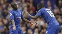 Gelandang Chelsea, N'Golo Kante (kiri) berselebrasi usai mencetak gol ke gawang Liverpool pada pertandingan lanjutan Liga Inggris di Stadion Stamford Bridge, London (22/9/2019). Liverpool menang tipis atas Chelsea 2-1. (AP Photo/Matt Dunham)