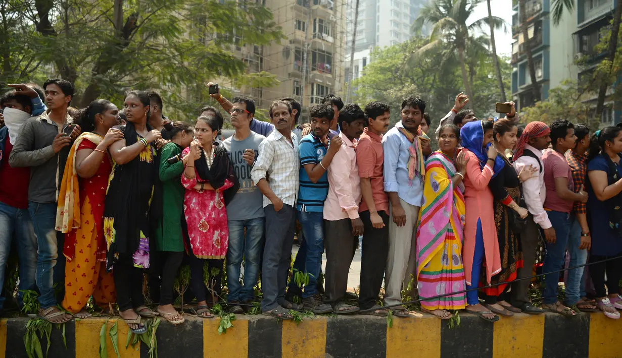 Ribuan fans berkumpul di luar rumah aktris Bollywood mendiang Sridevi Kapoor jelang pemakamannya, Mumbai, India, Rabu (28/2). Sridevi Kapoor meninggal akibat tenggelam di bak mandi hotel Dubai. (PUNIT PARANJPE/AFP)
