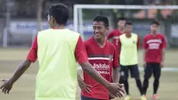 Pemain Bali United, Bayu Gatra mengikuti latihan jelang laga Piala Presiden melawan Mitra Kukar di Lapangan Trisakti, Bali, Rabu (9/2/2015). (Bola.com/Vitalis Yogi Trisna)