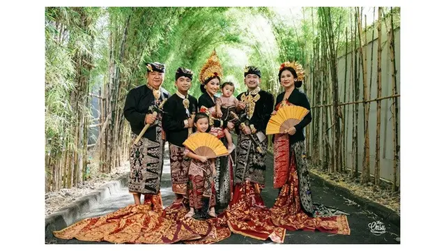 7 Gaya Pemotretan Keluarga Ruben Onsu dengan Baju Adat Bali, Curi Perhatian