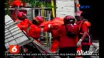 Seorang pekerja bangunan di Surabaya, Jawa Timur, tewas seketika setelah tertimpa beton yang tepat mengenai kepalanya. Evakuasi baru dapat dilakukan setelah dua jam kemudian, karena korban tewas berada di atap bangunan.