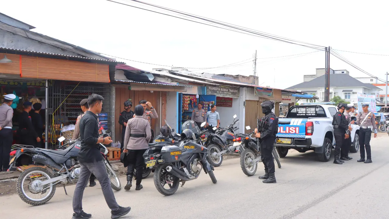 Personel Polres Rokan Hilir bersama Brimob Polda Riau lakukan patroli skala besar seiring dengan pelantikan Presiden.