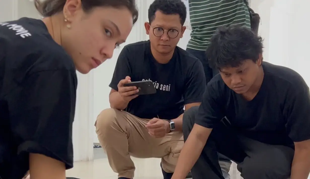 Film Kiblat disutradarai oleh Bobby Prasetyo. Pasti menjadi sasaran komentar netizen, sang sutradara kini privat akun Instagramnya. Film Kiblat merupakan film horor pertama Yasmin Napper. Awalnya mendapat banyak dukungan dari netizen dang penggemarnya, namun setelah poster dan trailer rilis, MUI minta film Kiblat diturunkan dan tidak boleh tayang di bioskop. (Liputan6.com/IG/@dennisadishwara)