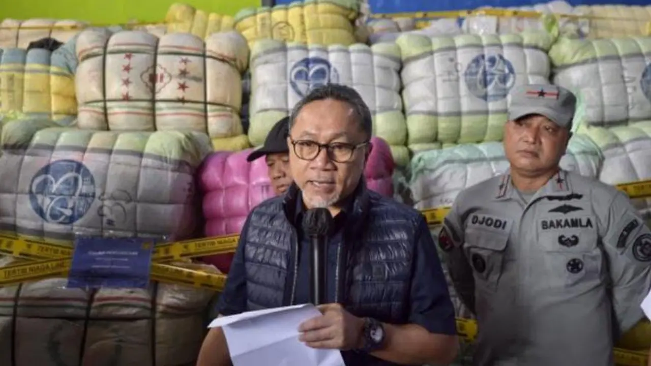 Menteri Perdagangan Zulkifli Hasan kembali memimpin pemusnahan pakaian bekas asal impor. Kali ini, sebanyak 824 bal senilai Rp10 miliar pakaian bekas asal impor dimusnahkan di Komplek Pergudangan Jaya Park, Sidoarjo, Jawa Timur pada Senin (20/3).