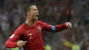 Bintang Portugal, Cristiano Ronaldo, merayakan gol yang dicetaknya ke gawang Spanyol pada laga Grup B Piala Dunia di Stadion Fisht, Sochi, Jumat (15/6/2018). CR 7 pencetak hattrick perdana Piala Dunia 2018. (AP/Sergei Grits)