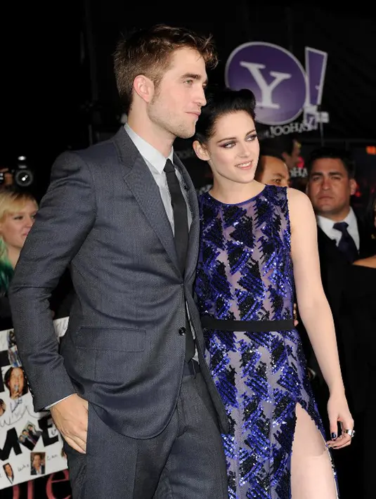 Dilaporkan juga bahwa saat itu Pattinson yang sendirian tanpa kekasihnya, FKA Twigs, tampak sengaja mengenakan earphone dan mendengarkan musik, seakan berusaha agar tak bertemu dengan mantannya. (AFP/Bintang.com)