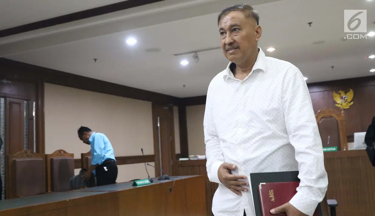 Terdakwa dugaan korupsi e-KTP, Markus Nari usai mengikuti sidang lanjutan di Pengadilan Tipikor, Jakarta, Rabu (4/9/2019). Dalam sidang beragendakan putusan sela tersebut Majelis Hakim menolak eksepsi yang diajukan terdakwa dan memutuskan melanjutkan persidangan. (Liputan6.com/Helmi Fithriansyah)