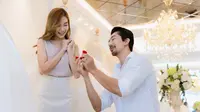 Seorang pria mengeluarkan cincin berlian untuk melamar kekasihnya. (Shutterstock/kckate16)