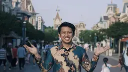 Pemeran Bayu di film Yowis Ben ini bahkan tak segan memakai batik saat berlibur di Hong Kong. Pada saat itu, ia mengunjungi Universal Studio Hongkong dengan memakai batik. Gayanya dengan batik saat di USH ini banjir pujian netizen. (Liputan6.com/IG/@moektito)