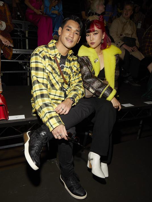 <p>Afgan dan Isyana Savastasi menambah daftar panjang selebriti tanah air yang meramaikan New York Fashion Week. (coach)</p>