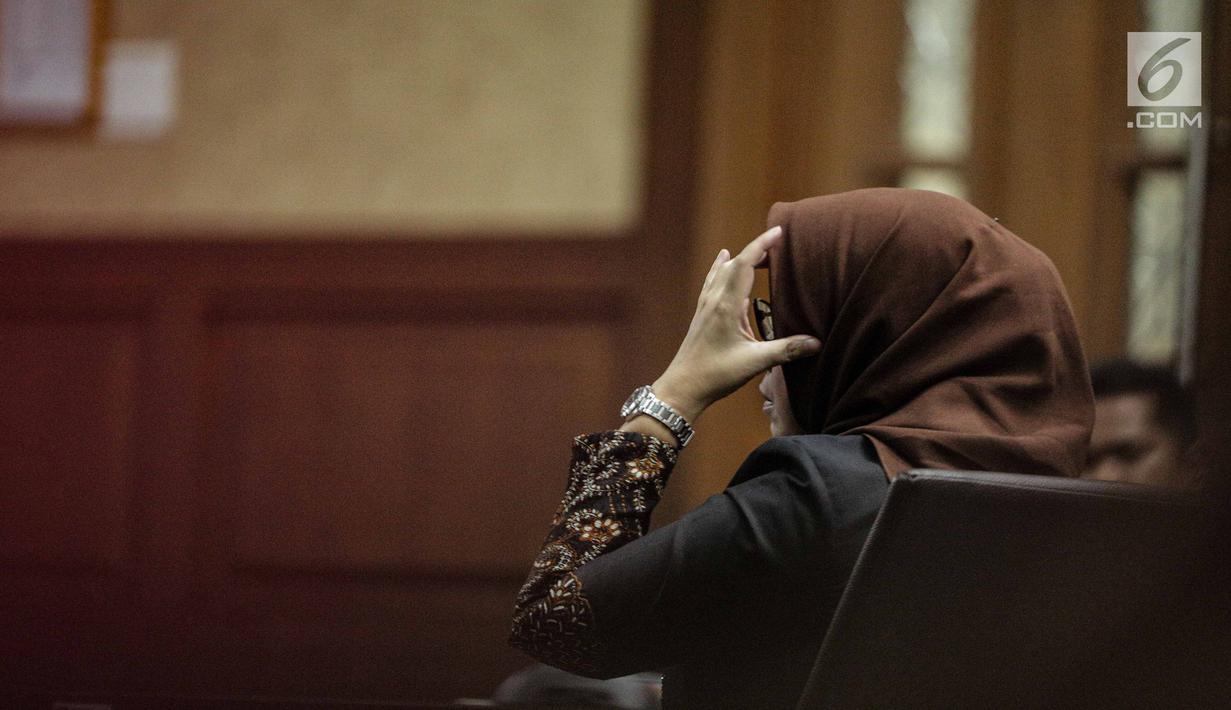 Terdakwa kasus suap proyek pembangunan PLTU Riau-1 Eni Maulani Saragih menjalani sidang putusan di Pengadilan Tipikor, Jakarta, Jumat (1/3). Eni Saragih divonis 6 tahun penjara dan denda Rp 200 juta subsider 2 bulan kurungan. (Liputan6.com/Faizal Fanani)