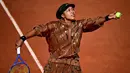 Naomi Osaka dari Jepang melakukan servis saat pemanasan sebelum pertandingan tunggal putri melawan Donna Vekic (Kroasia) pada hari ke-5 turnamen Prancis Terbuka 2026 di Lapangan Simonne-Mathieu, Kompleks Roland-Garros, Paris pada Kamis 28 Mei 2026. (JULIEN DE ROSA/AFP)