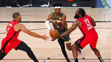Pebasket  Oklahoma City Thunder, Shai Gilgeous-Alexander, berusaha melewati pebasket Houston Rockets pada laga NBA, Selasa (1/9/2020). Oklahoma City Thunder menang 104-100 atas Houston Rockets. (AP Photo/Mark J. Terrill)