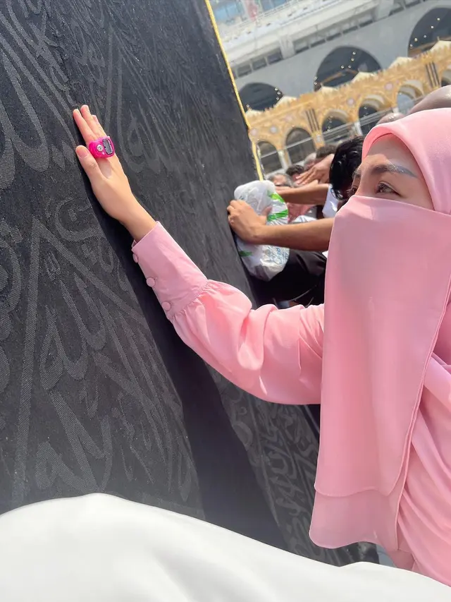 Tampil Bercadar, Ini 7 Potret Bella Shofie Jalani Umrah di Kehamilan Keduanya
