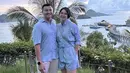 Bersama dengan Anjasmara, Dian tampil mengenakan jumpsuit celana pendeknya warna baby blue yang serasi dengan suaminya. Credit: Instagram  (@bu_deedee)