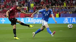 Italia sempat tertinggal lewat gol cepat Nedim Bajrami di awal babak pertama. (AP Photo/Alessandra Tarantino)