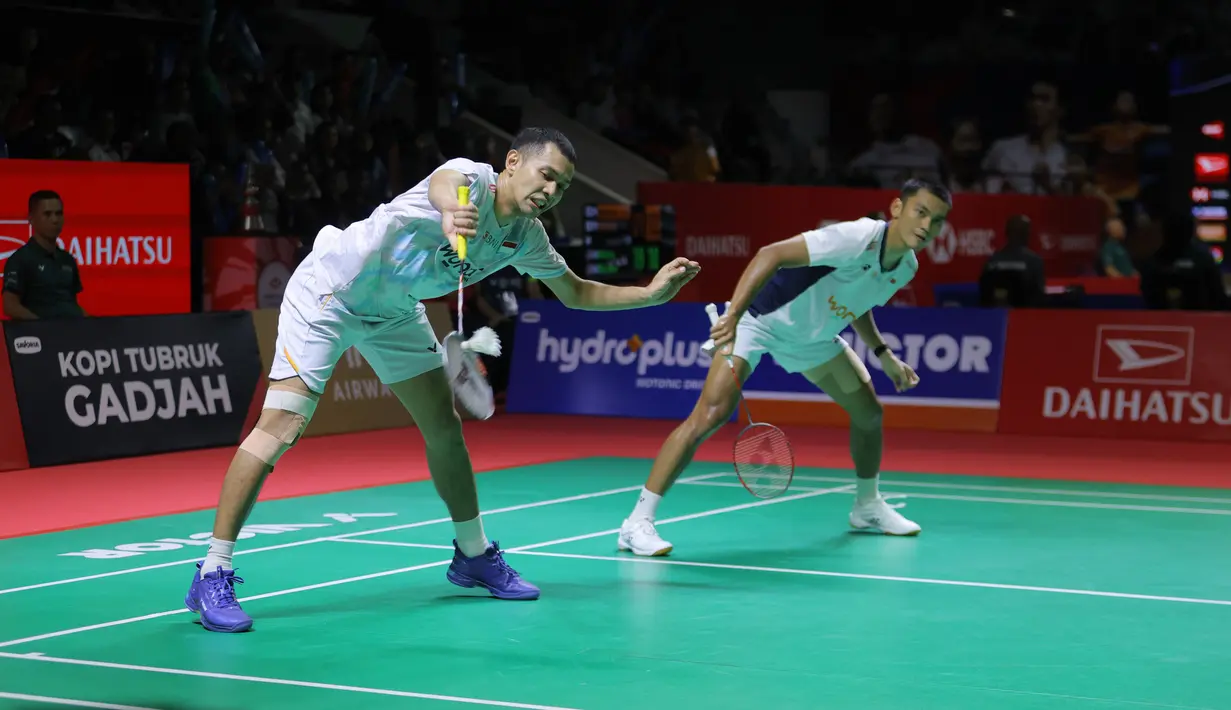 Kemenangan ini mengantar Fajar Alfian/Muhammad Shohibul Fikri melaju ke babak 16 besar Indonesia Masters 2026. Tampak dalam foto, pebulu tangkis ganda putra Indonesia, Fajar Alfian/Muhammad Shohibul Fikri saat bertanding melawan Chen Zhi Ray/Lin Yu Chieh (Taiwan) pada babak pertama Indonesia Masters 2026 di Istora Gelora Bung Karno, Senayan, Jakarta, Selasa (20/1/2026). (Bola.com/Bagaskara Lazuardi)