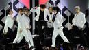 Penampilan BTS saat membuka konser Jingle Ball 2019 KIIS-FM di The Forum, Inglewood, California, Amerika Serikat, Jumat (6/12/2019). Jingle Ball 2019 dimeriahkan sejumlah penyanyi papan atas dunia. (AP Photo/Chris Pizzello)