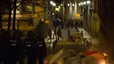 Petugas polisi saat terlibat bentrok dengan imigran di Madrid, Spanyol, Kamis (15/3). Bentrokan berawal dari aksi protes imigran atas meninggalnya seorang pedagang jalanan asal Senegal. (AFP Photo/Olmo Calvo)