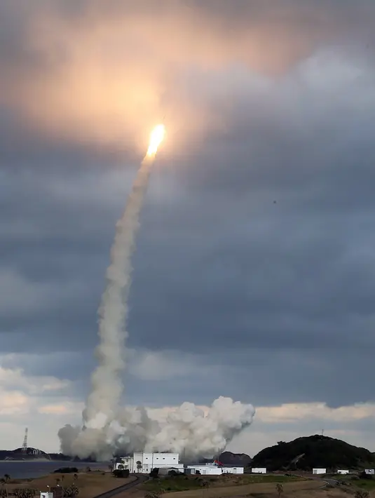 Satelit militer Jepang diluncurkan dari pelabuhan antariksa Jepang Tanegashima lewat roket H-IIA, pada pukul 07.44 GMT atau sekitar pukul 14.44 WIB dari Pulau Tanegashima, Jepang (24/1). (AFP PHOTO/ Jiji Pres)
