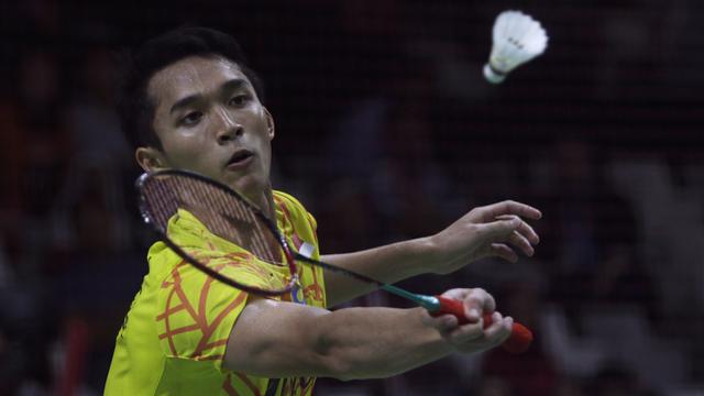 Tunggal putra Indonesia, Jonatan Christie, mengembalikan kok saat melawan tunggal India. (Bola.com/Yoppy Renato)